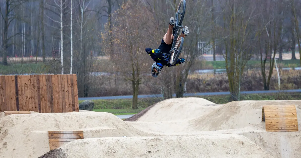 GALERII JA VIDEO ⟩ Trikiratturid ehitasid Supilinna Baltimaade unikaalseima rattapargi