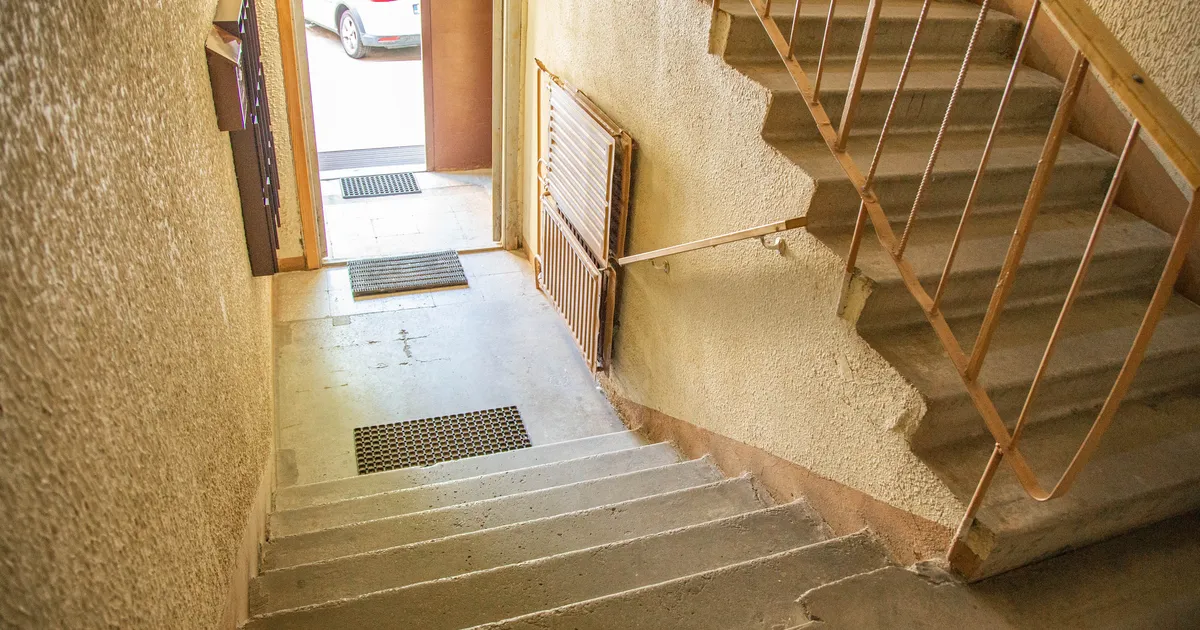 Tagaotsitav varas leiti Lasnamäel trepikojas magamast