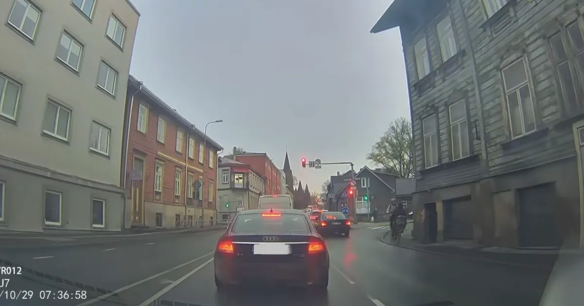 VIDEO ⟩ Elektritõukeratta juht hoidis ära kokkupõrke ratturiga, ent maandus ise sõiduteele