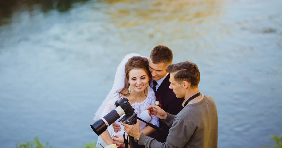 Pruut keelas šokeerival põhjusel ühel sõbrannal fotodelt eemale hoida
