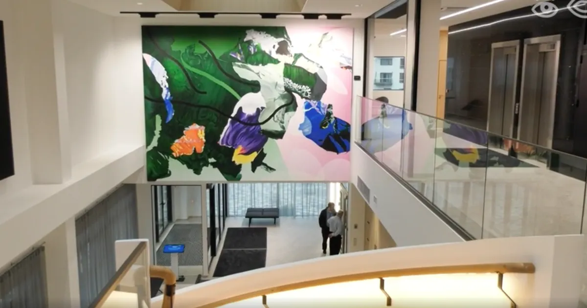 VIDEOLUGU ⟩ Hiiglaslik kohtusaal ja pilkupüüdev keedrtrepp: piilu sisse värskelt valminud Tartu kohtumajja