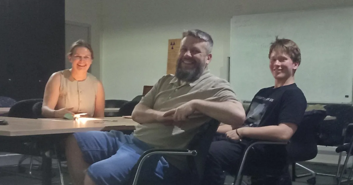 REPORTAAŽ ⟩ Keeletund maakera kuklapoolel