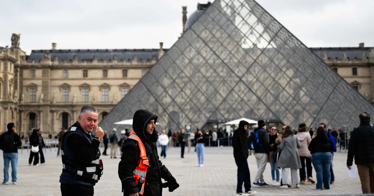 Pariisi uurijad: Louvre'i röövsaaki varjati kuni põgenemisautode saabumiseni parklas