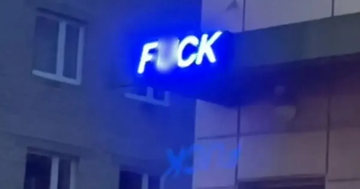 Häkkerite nali või provokatsioon? Reklaamiekraan Lasnamäel šokeeris möödujaid rassistliku sõnumiga