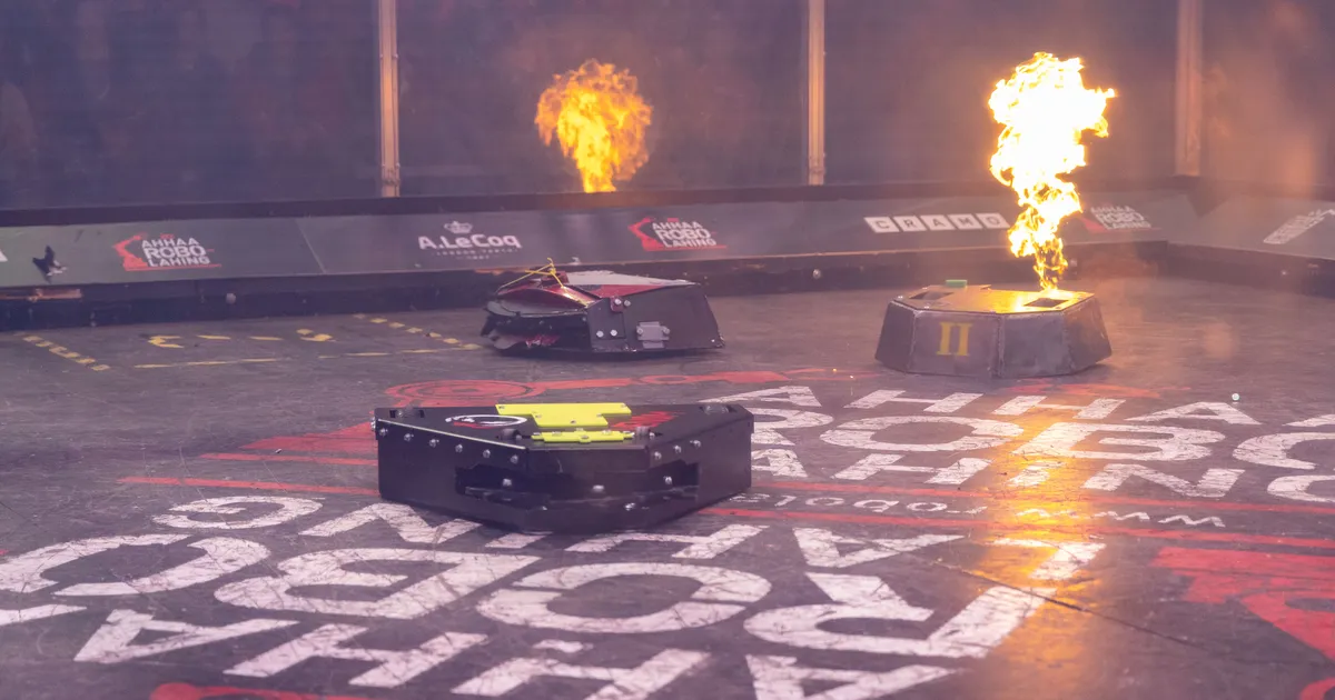 VIDEO JA FOTOD ⟩ Sädemed, leegid ja toss. Nii käis võimas robolahing