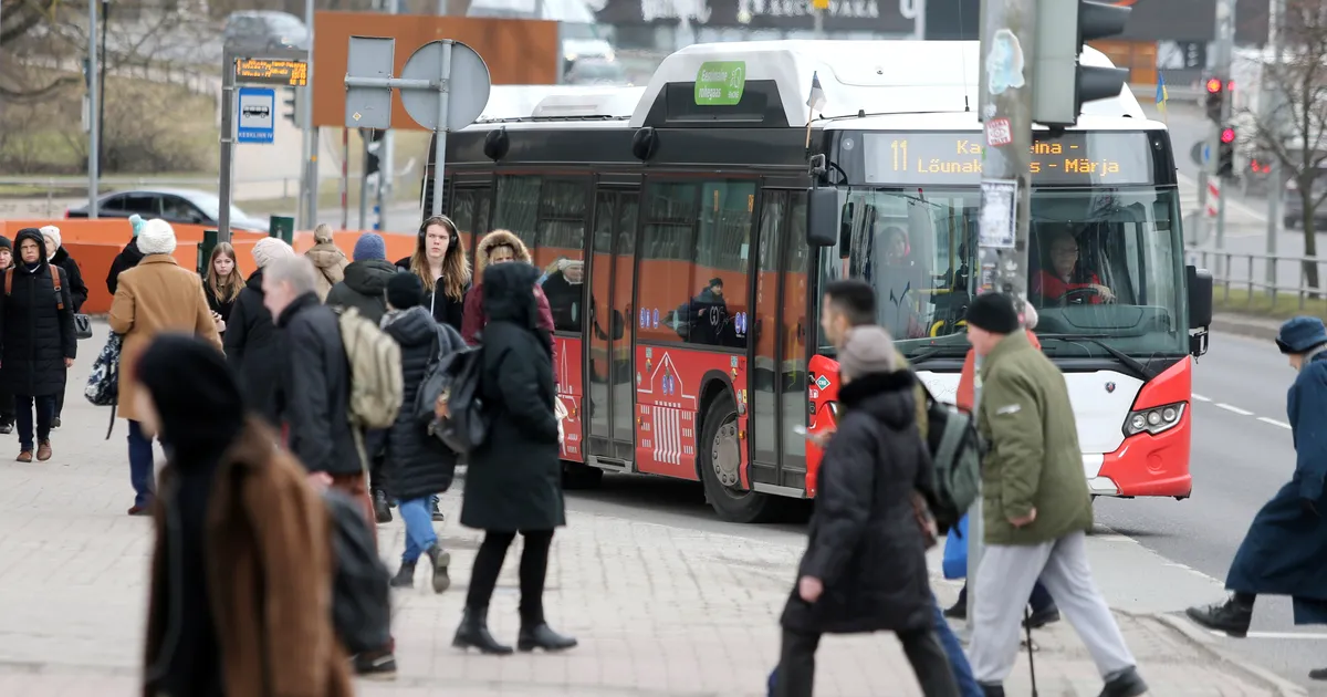 Tartus vajas bussis kukkunud naine kiirabi, Kabja lähistel põrkasid kokku autod
