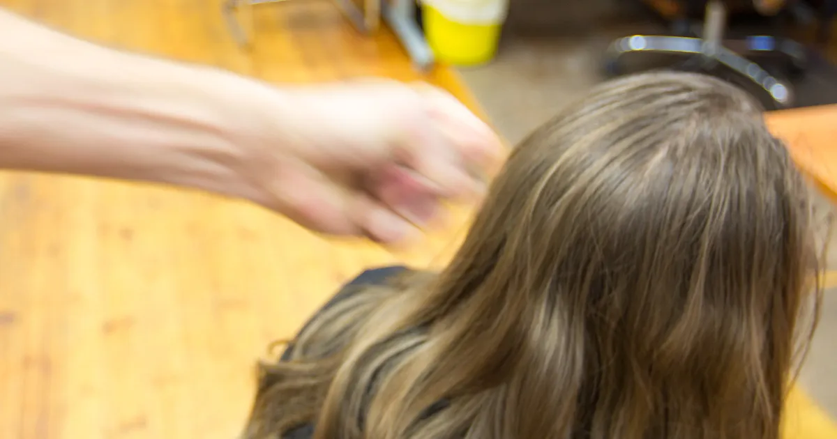 «Siis sain õpetajalt rusikalöögi kõhtu!» Tallinna kooli õpetaja ja õpilane süüdistavad teineteist vägivallas