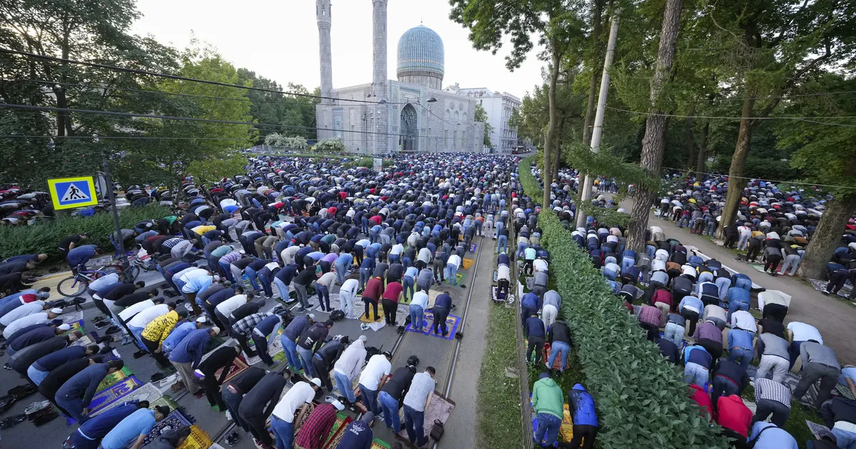 Venemaa kõnniteid ummistavad palvetavad moslemid