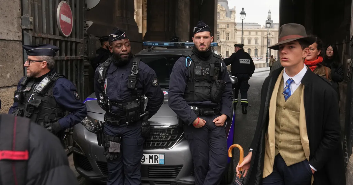 Louvre'i kroonijuveelide rööv: tõde kaabuga tegelase taga