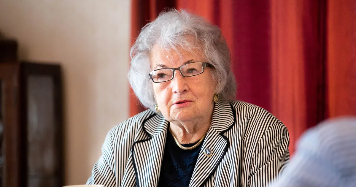 Monika Mägi ja ümbrik 10 000 krooniga. Toomas Mattsoni ilmumata jäänud intervjuu