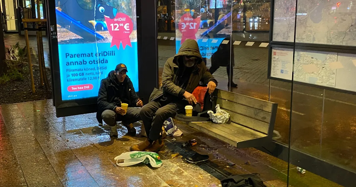 KELLE JAOKS? ⟩ Lugeja küsib: kas nüüd on ka Postimaja Rimi bussipeatus joodikute poolt okupeeritud?