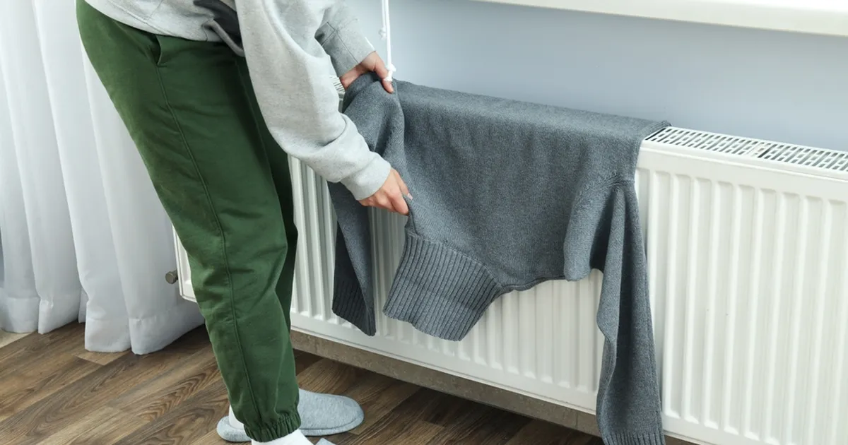 EKSPERT HOIATAB ⟩ Väga hea põhjus, miks ei tohiks riideid radiaatoril kuivatada