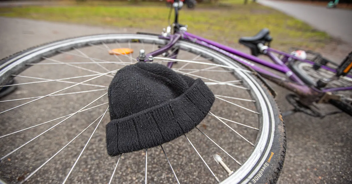 FOTOD ⟩ Tallinnas jäi ülekäigurajal auto alla rattur