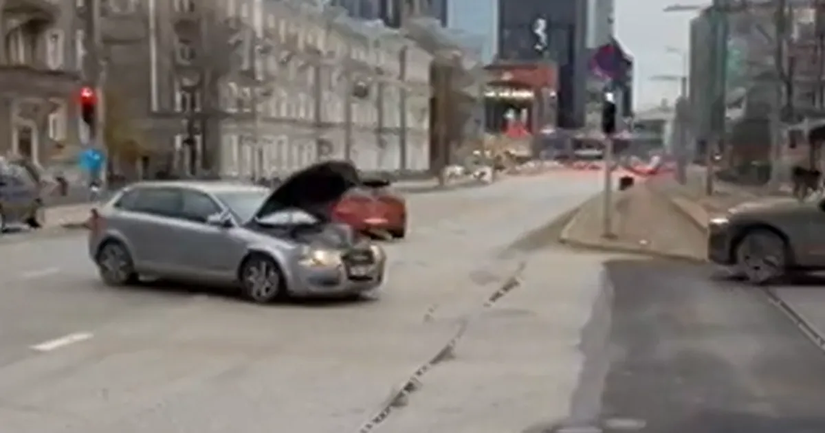 VIDEO ⟩ «Idioote leidub ikka igasuguseid!» Tallinna kesklinnas sõitis ringi lahtise kapotiga auto