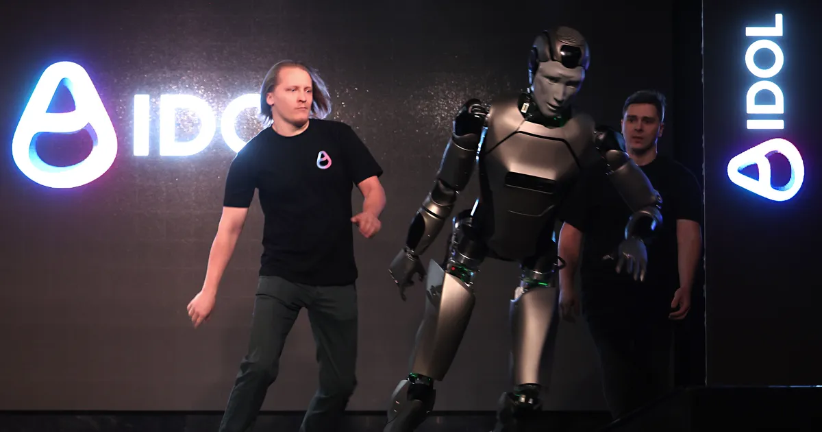 VIDEO ⟩ Vene humanoidrobot taarus esmaesitusel kui purupurjus ja kukkus ümber