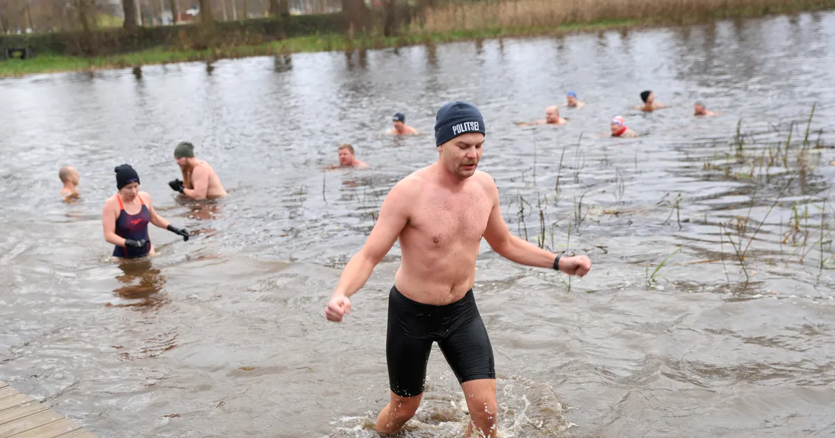 GALERII ⟩ Politseinikud käisid aastapäeva puhul Emajões ujumas