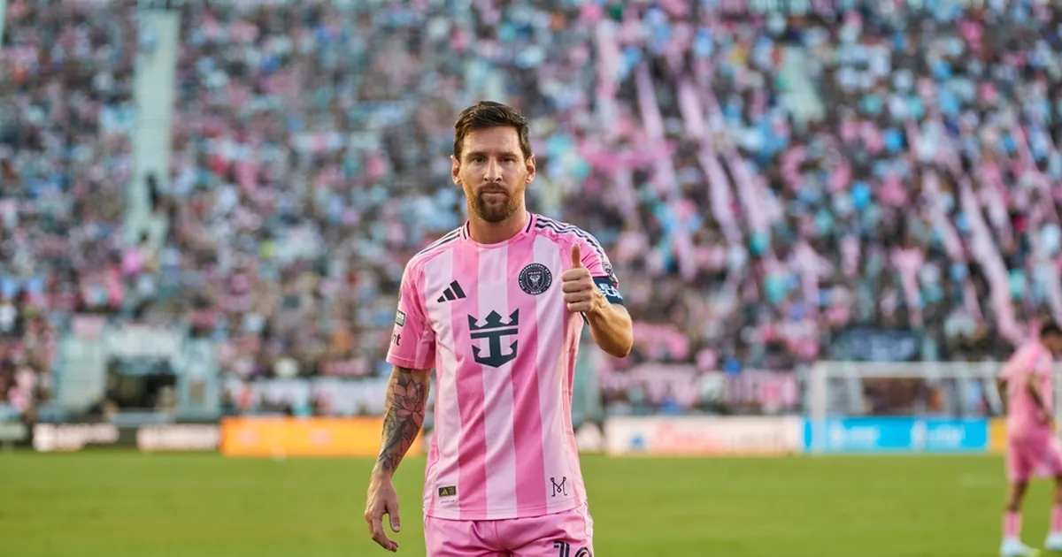 VIDEO ⟩ Sajandi fotopomm! Paar filmis tänaval oma kihlumist, kuhu juhuslikult jalutas sisse ka jalkalegend Lionel Messi