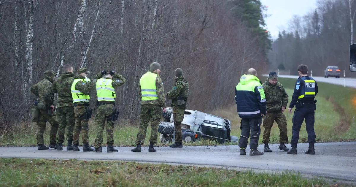 FOTOD JA VIDEO ⟩ Kaitseväesõiduk sai rekalt löögi ja lendas kraavi