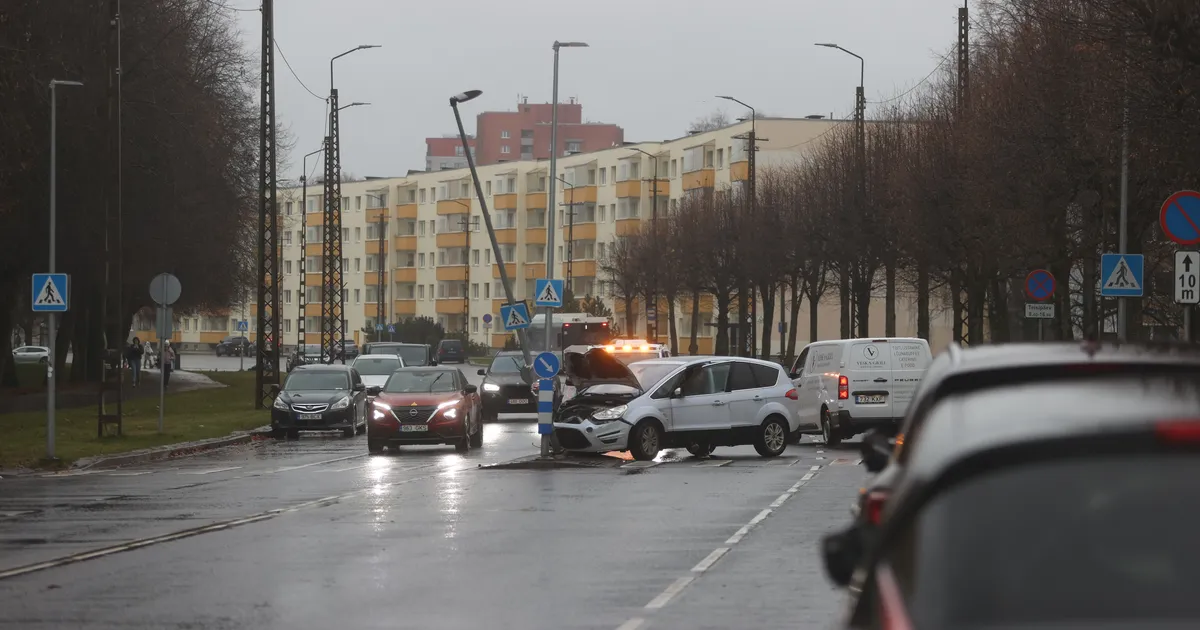 FOTOD JA VIDEO ⟩ Autojuht sõitis vastu posti