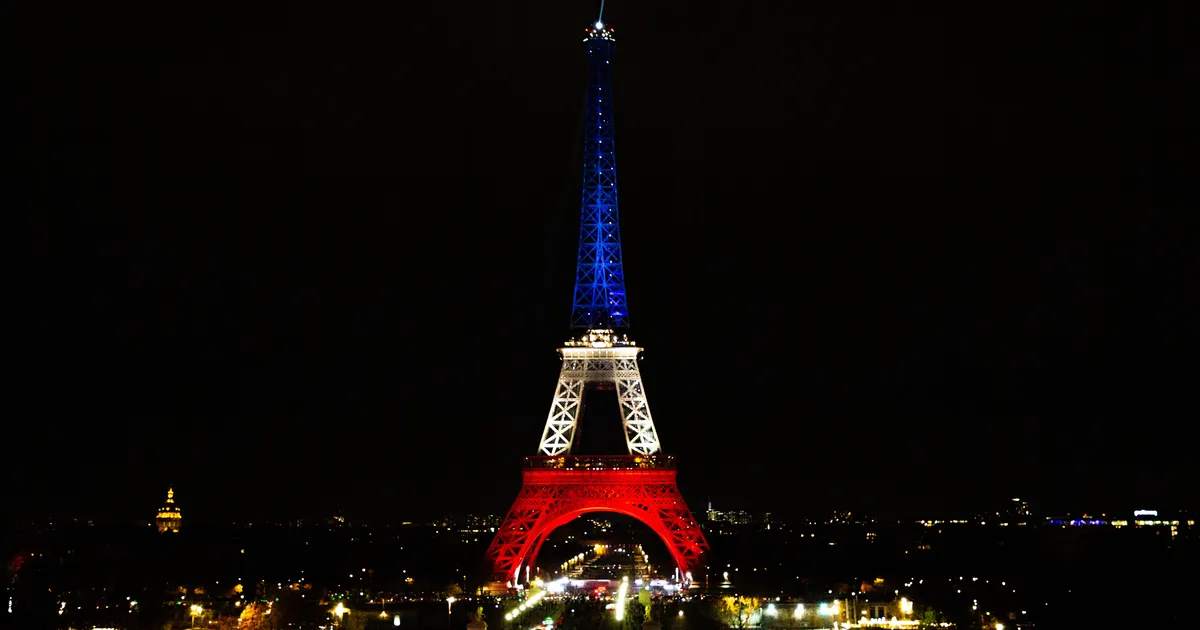 FOTOD JA VIDEO ⟩ Prantsusmaa kuulsaim maamärk värvus trikoloori eriti kurval põhjusel