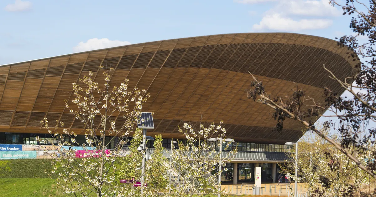 NALJA KUI PALJU ⟩ Londoni olümpiavelodroom hakkas ilutulestiku järel pussutama