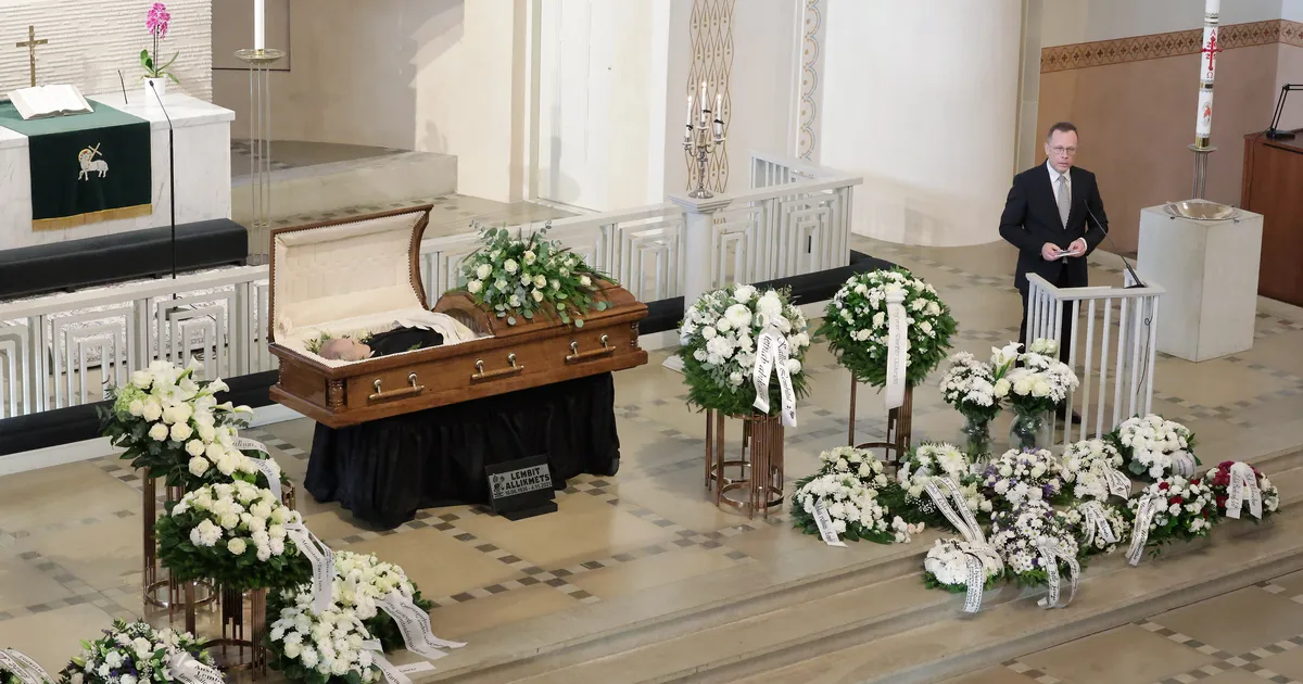 PILDID ⟩ Tartu aukodanik emeriitprofessor Lembit Allikmets saadeti Pauluse kirikust viimsele teele