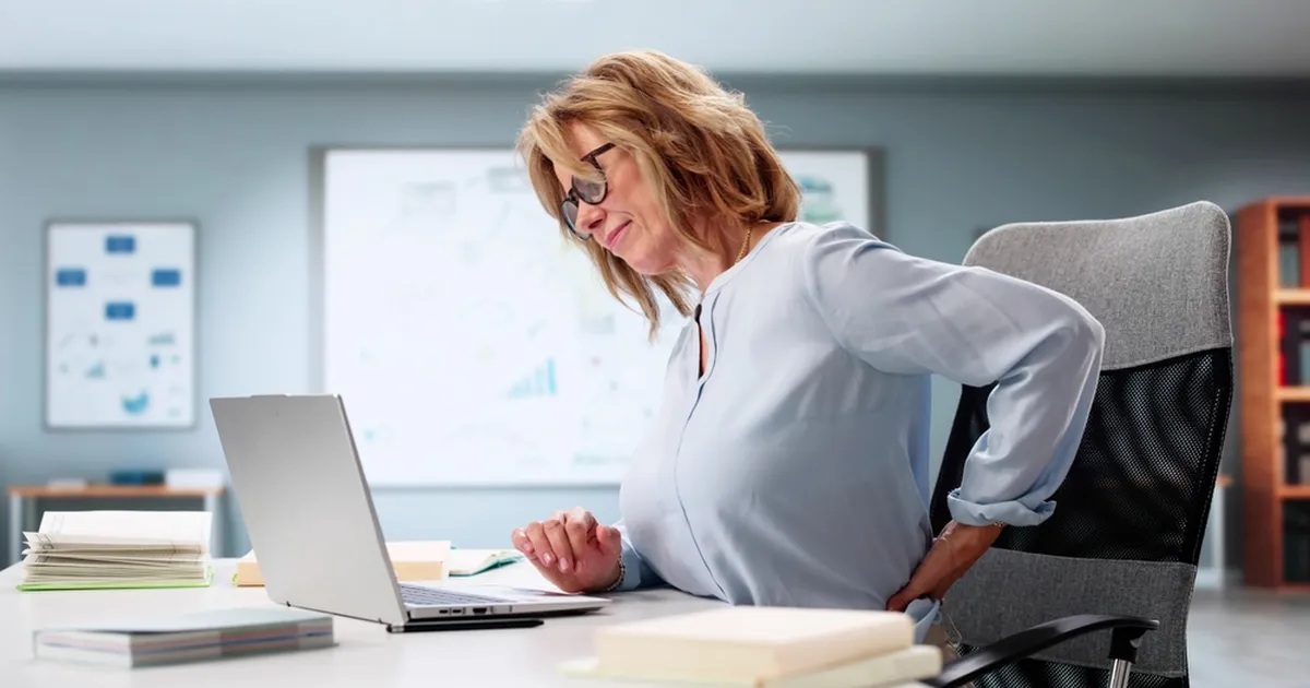 Imelihtne lahendus! Füsioterapeut õpetab, kuidas toolilt tõusmata seljavalu vähendada