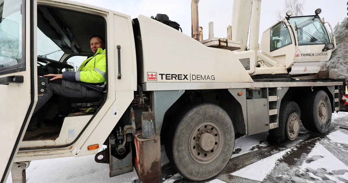 PILDID ⟩ Jõulukuusk jõuab Tartusse plaanitust hiljem, kraanal purunes rehv