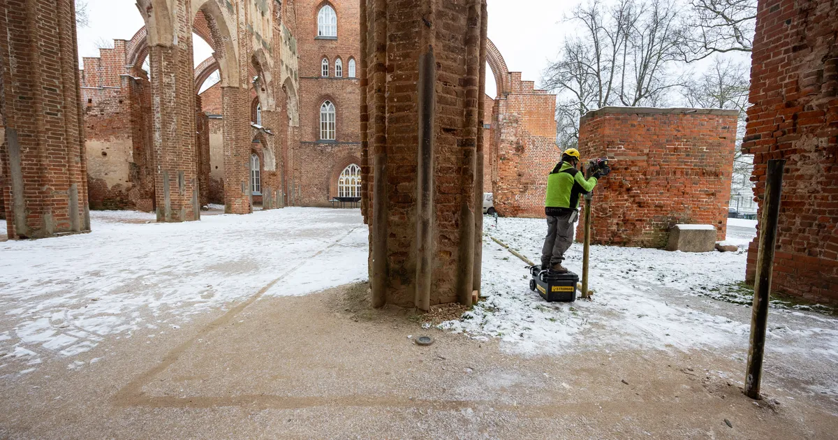 Toomkiriku varemed võivad kohati pudeneda, osa müüre said aia ümber