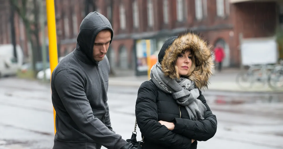 VIDEO ⟩ Kartmatu naine! Vaata, kuidas turist tõmbas maha teda röövima tulnud taskuvargad