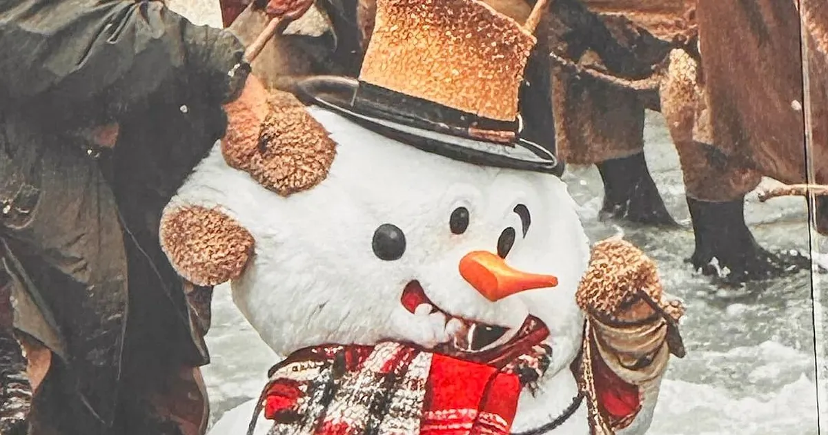 TÕELINE ÕUDUKAS ⟩ Tehisaru tegi Londonisse hiiglasliku jõuluplakati üsna võigaste detailidega