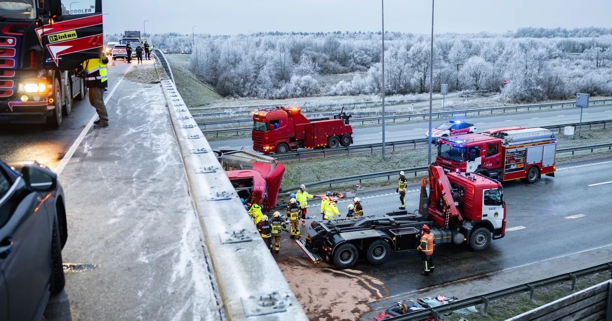 Politsei algatas viaduktilt alla kukkunud veoki õnnetuse uurimiseks väärteomenetluse