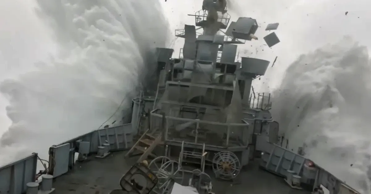 VIDEO PARDALT ⟩ «Kes koristab ookeani?» NATO harjutas torpeedolasku laeva pihta ja hävitas selle