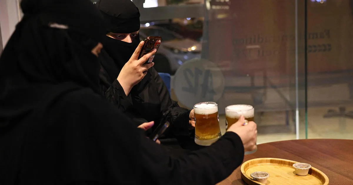 Saudid rüüpavad riigi ainsas pubis alkovaba õlut nagu homset poleks