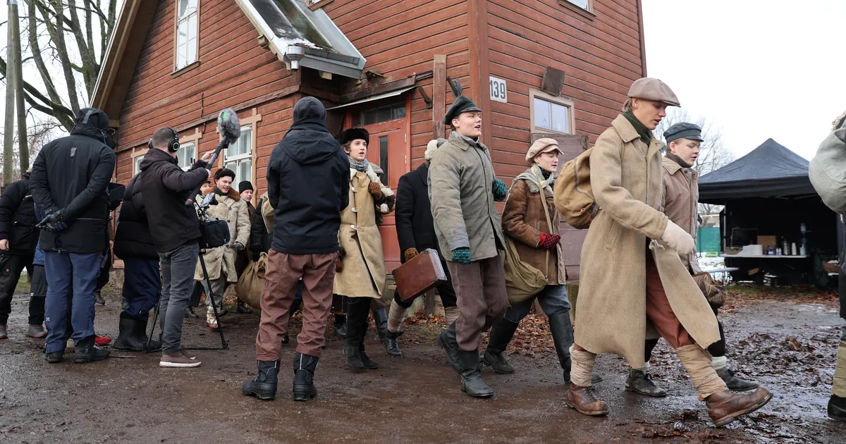 GALERII ⟩ Kaamerad salvestasid laulvate koolipoiste minekut Vabadussõtta