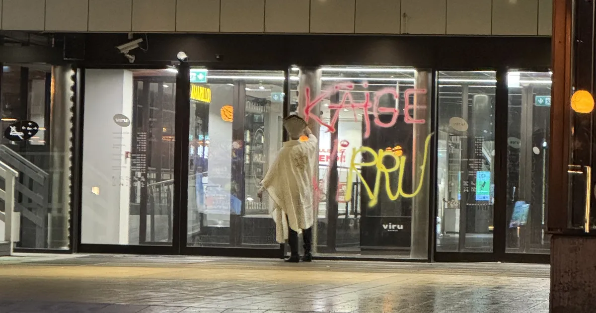 ÕHTUNE VIDEO ⟩ Viru keskuse välisuksele tehti grafiti: veel on vara kommenteerida, millega täpsemalt tegu oli