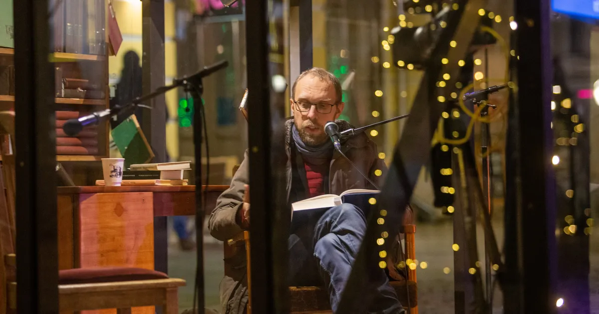 VIDEO ⟩ Kirjanik Meelis Friedenthal selgitab, miks tasub vanu raamatuid uuesti üle lugeda