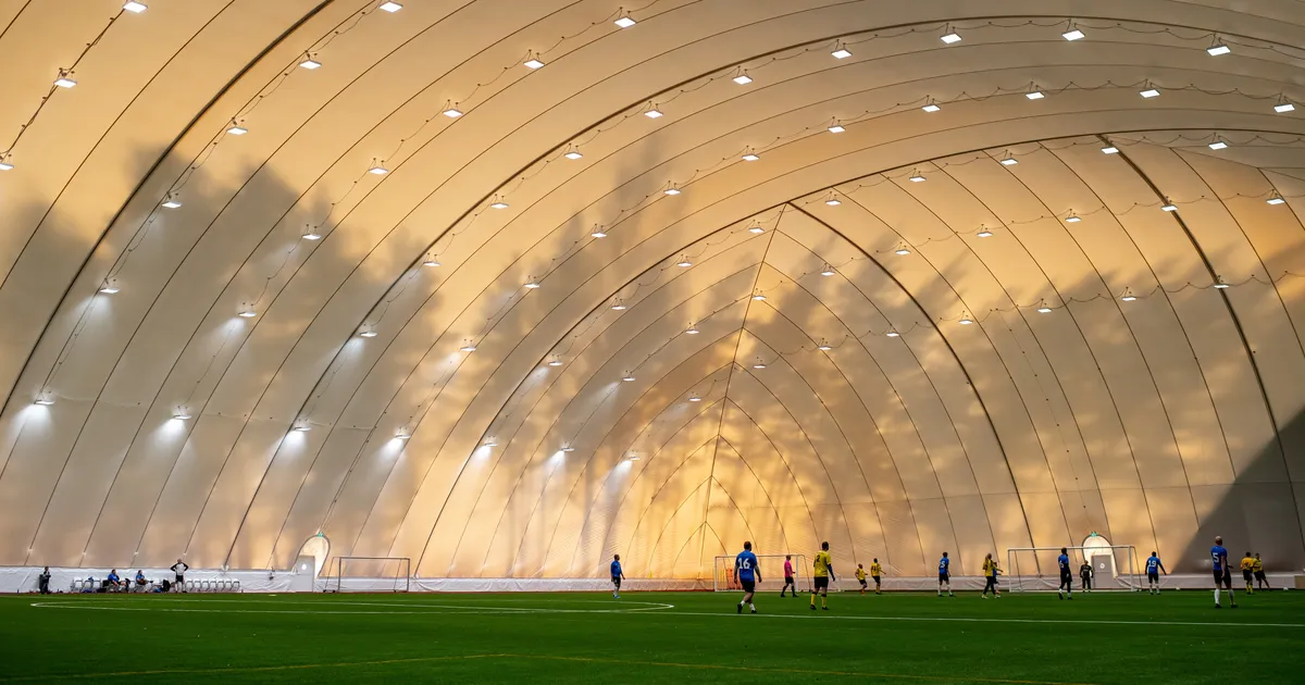 KRAHH ⟩ Seitse miljonit eurot maksnud Narva jalgpallihall tuleb lammutada. Katri Raik: järjekordne klikilugu