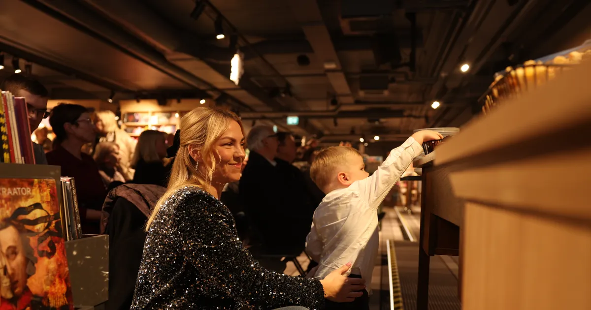 OTSEFOTOD ⟩ Pisike fänn esireas! Karl Madis esitleb Viru Keskuses oma elulooraamatut