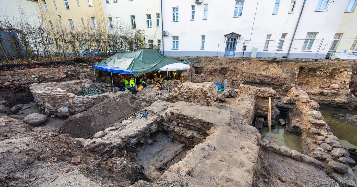 Arheoloogid jätkavad haruldasi leide pakkunud Magasini tänava kaevandis tööd soojal ajal