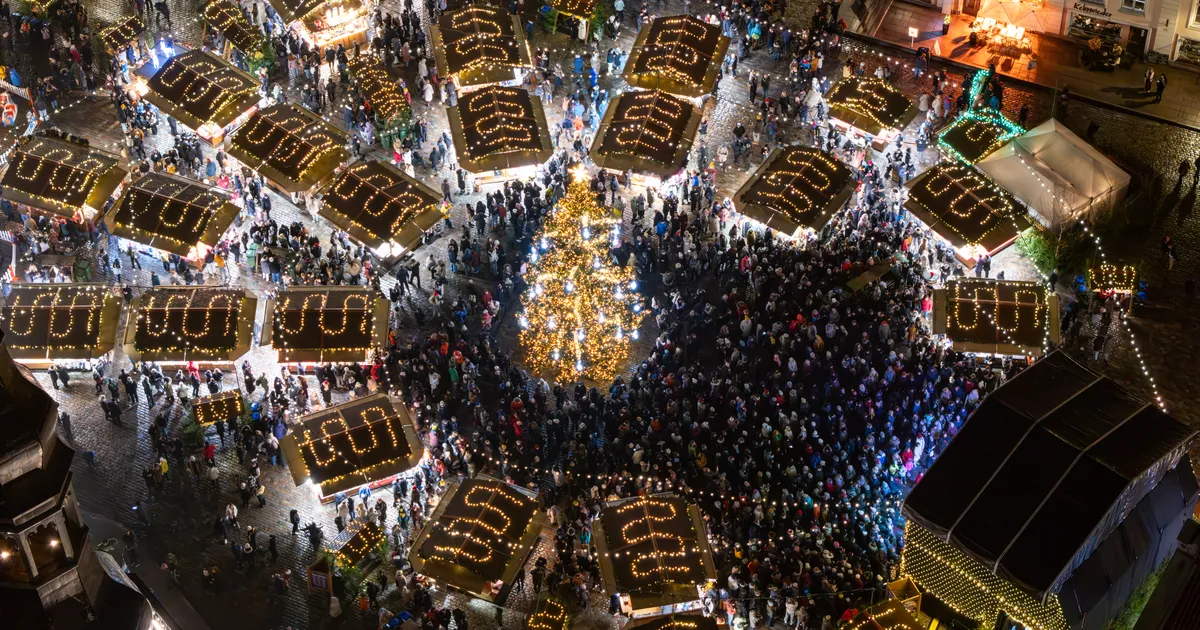 Pühapäeval süüdatakse Tallinna Raekoja platsil esimene advendiküünal