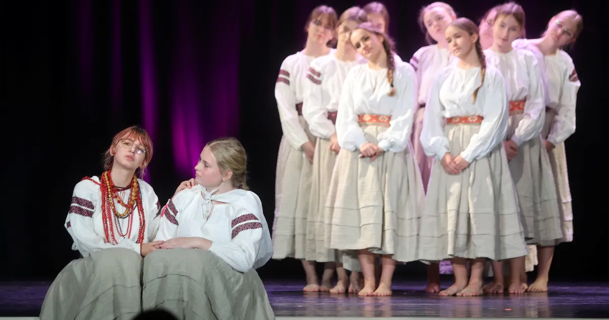 GALERII ⟩ Ligi kolmsada kooliteatri tegijat tõid Jõgeval lavale Ehinite loomingu