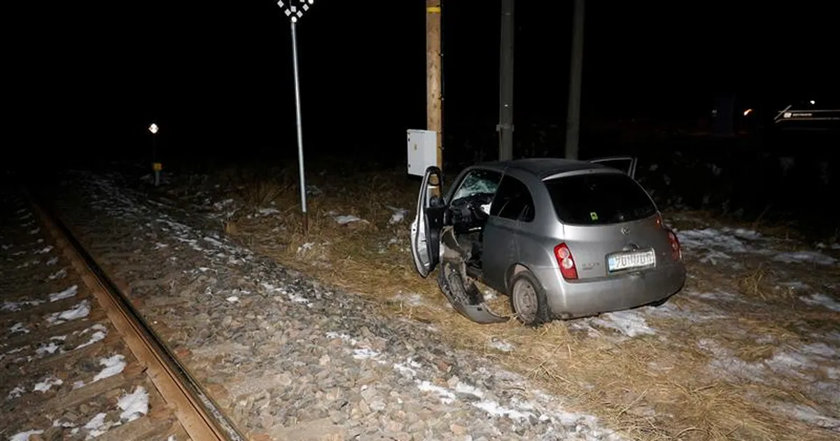 PILDID ⟩ Tartu lähedal raudteeülesõidul sõitis auto rongile ette