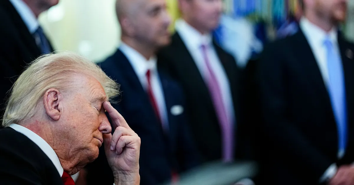 VIDEO ⟩ Trump jääb Ovaalkabinetis kaamerate ees magama. Mida see näitab ta tervise kohta?