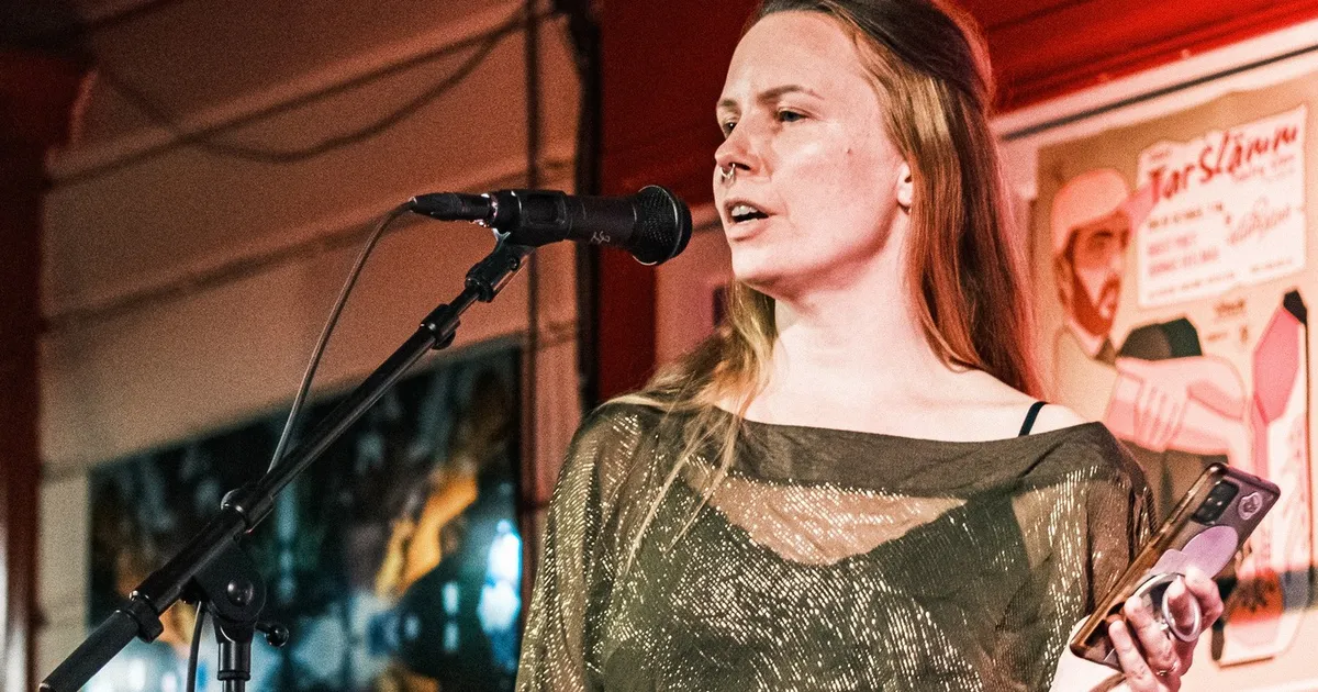 Ilmus lavaluuletaja murca debüütkogu «Kaks hunti»