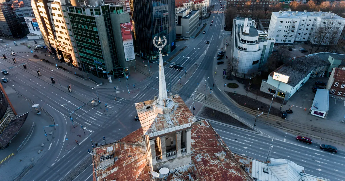 Tallinna kortermajal kõrguv okupatsioonisümbol häirib möödujaid: silme ette kerkivad pildid laipade hunnikutest