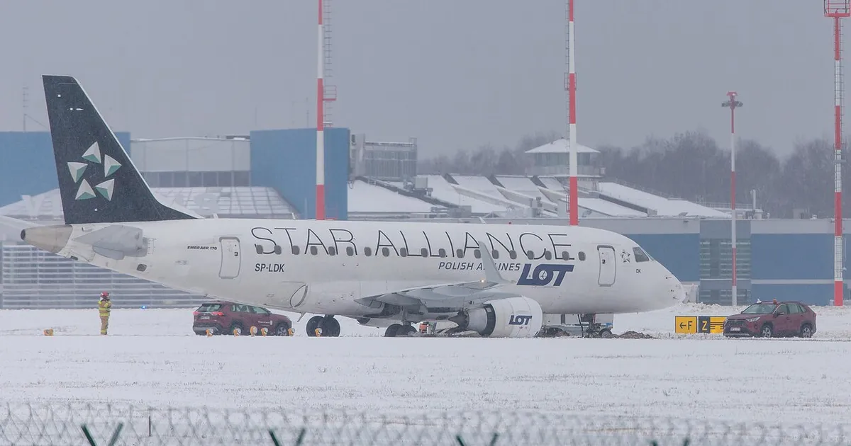 PILDID JA VIDEO ⟩ Vilniuse lennujaamas libises maandunud lennuk jäite tõttu rajalt välja