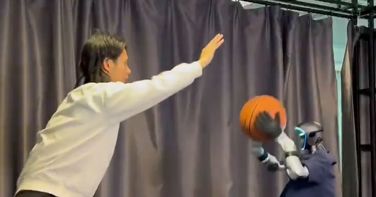 VIDEO ⟩ See robotist Hiina kossumeister põrgatab ja viskab palli täpselt korvi