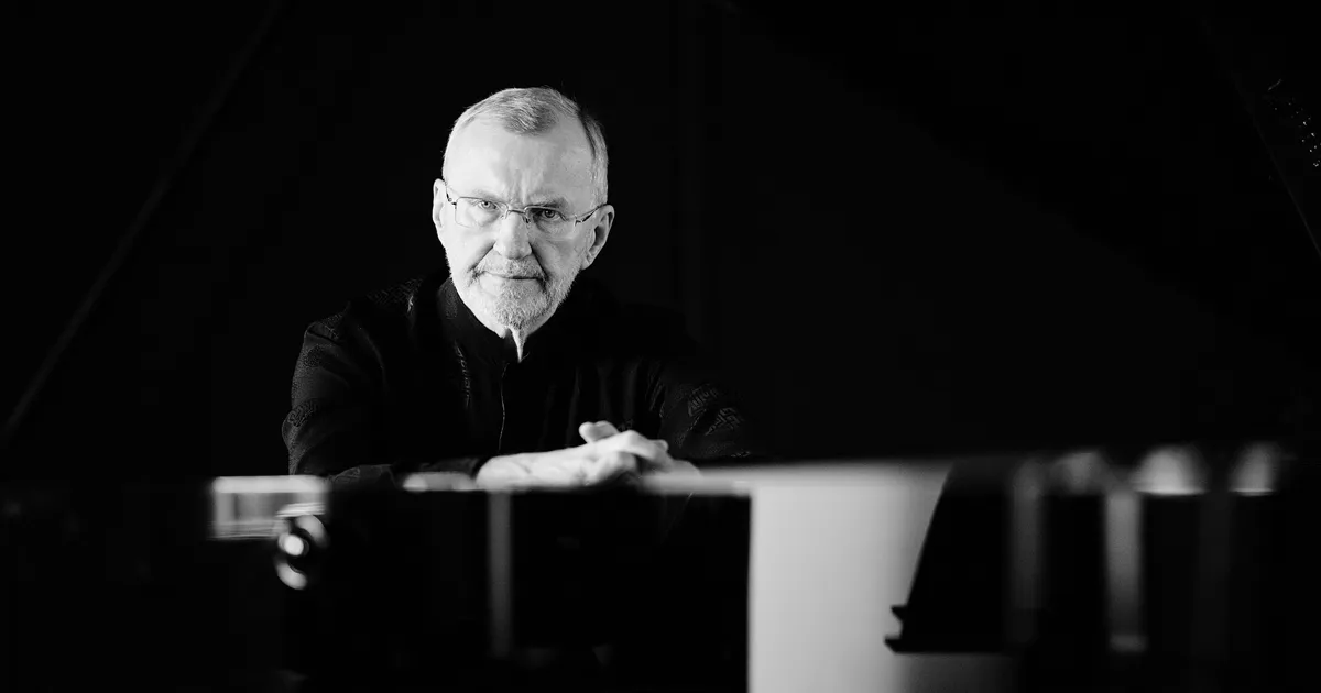 Suri Eesti Muusika- ja Teatriakadeemia kauaaegne rektor Peep Lassmann