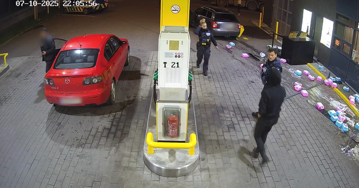 VIDEO ⟩ Mina sõidan! Juhi autost välja rebinud liiklushuligaan rammis tanklat ja sai karistada